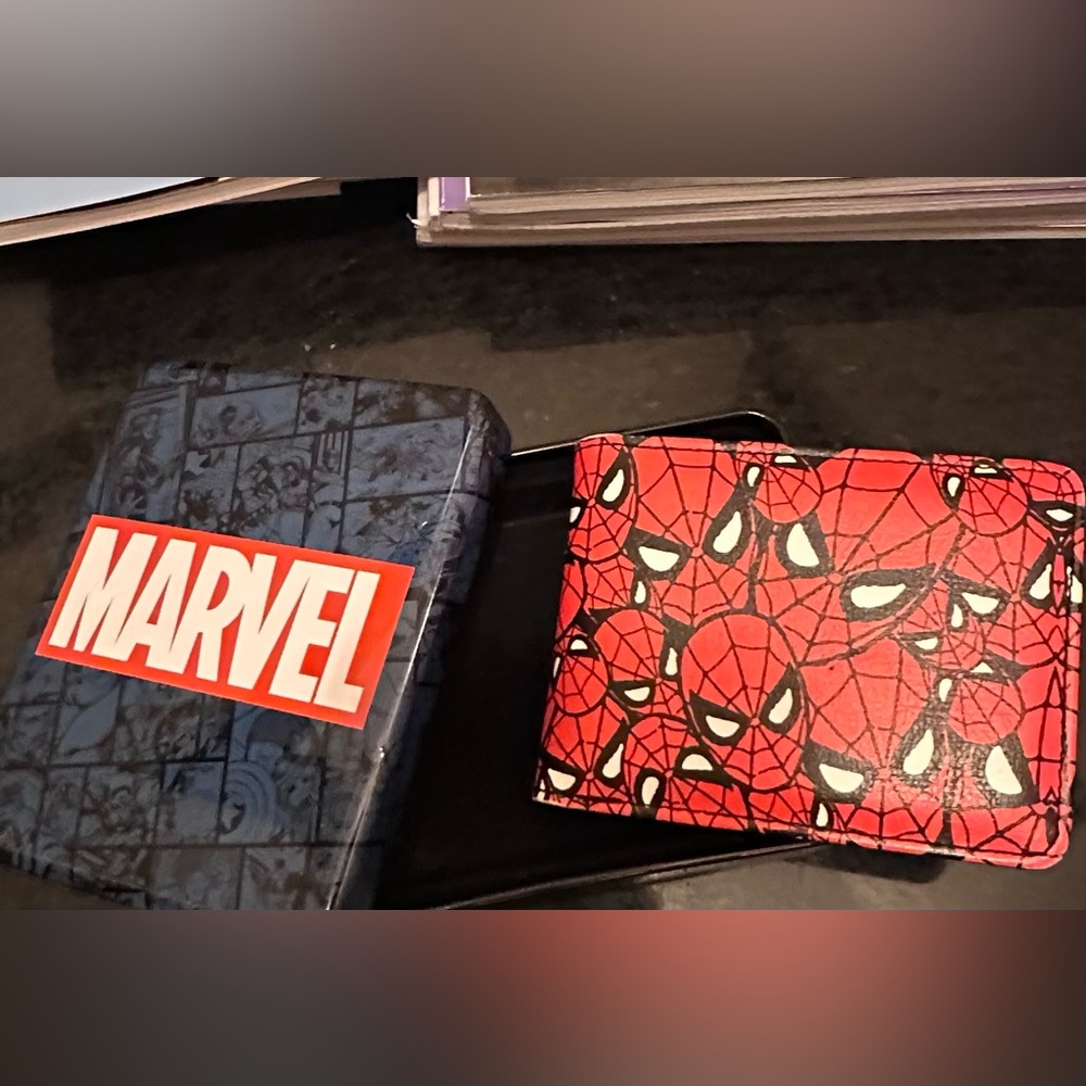 Marvel - Spider Man Wallet with Tin Set - Blue and Red.